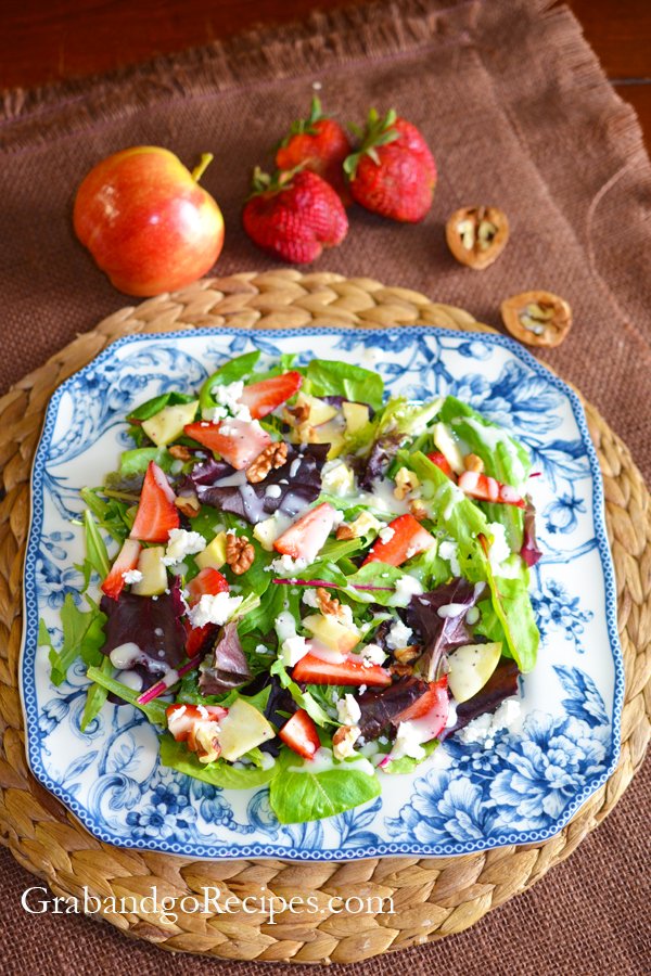 Spinach salad with poppy seed dressingM